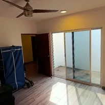 Habitación iluminada con acceso exterior