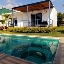 Exterior de propiedad con alberca